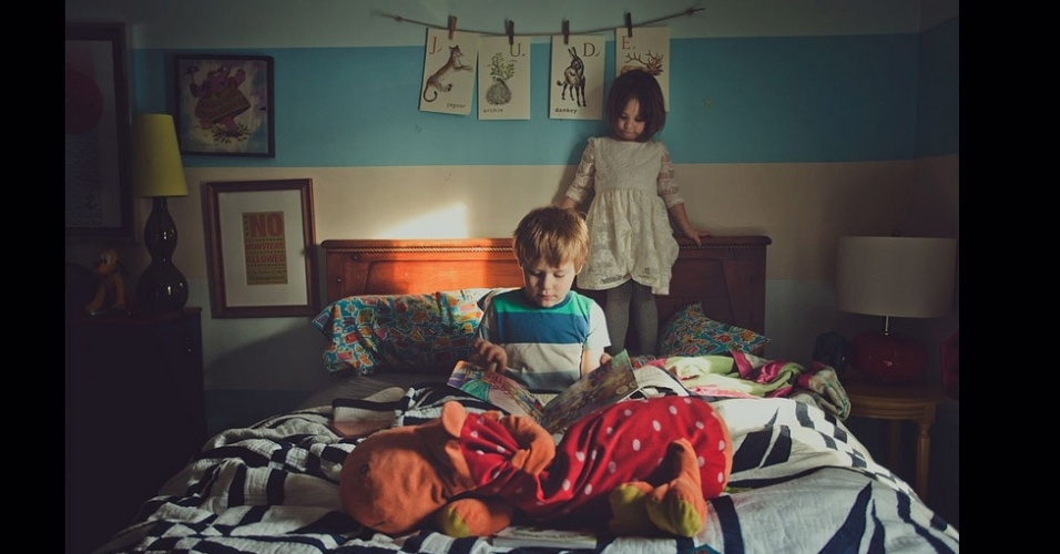 Muitas das fotografias de Amy retratam o seu ambiente familiar. As duas crianças da imagem são seus filhos - Amy Hildebrand