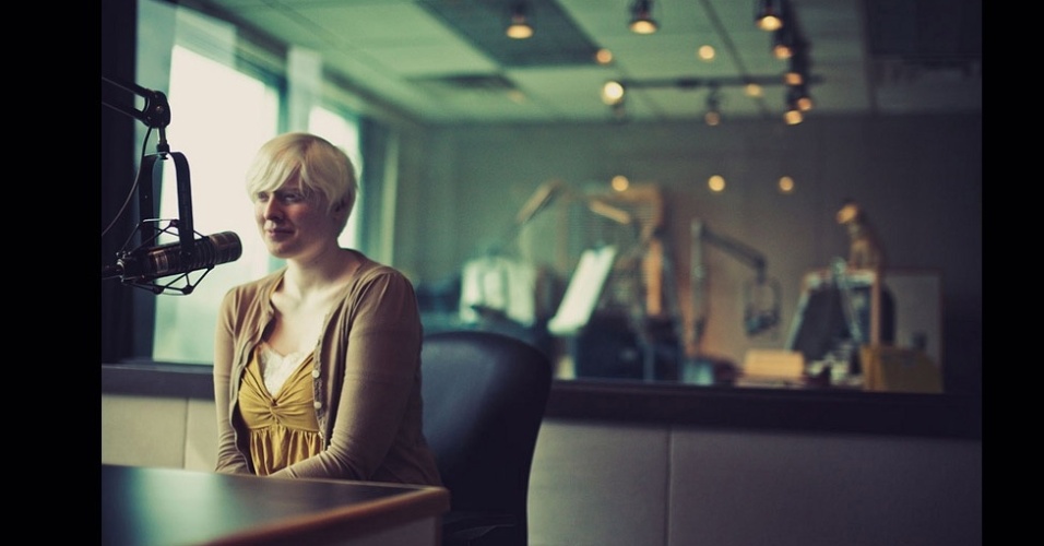Na imagem, um autorretrato da fotógrafa. Amy nasceu cega por causa do albinismo, mas passou por tratamentos médicos que a levaram a enxergar algumas cores, formas e sombras - Amy Hildebrand