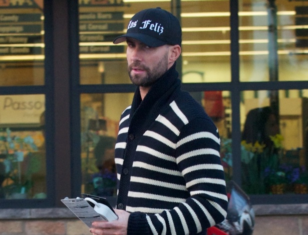 O cantor Adam Levine é visto com corte de cabelo novo em passeio em Los Angeles, na Califórnia (31/3/12)