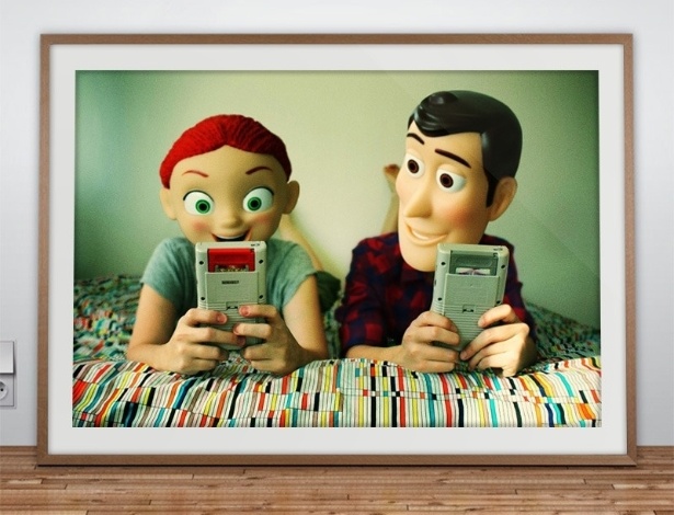 O protagonista Woodie e a vaqueira Jennie, de "Toy Story 2", são viciados em videogame no quadro "Addicted" - Reprodução/HelloImWild