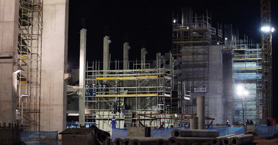 Operários trabalham durante a noite na construção do Itaquerão, em São Paulo (8/3/2012)