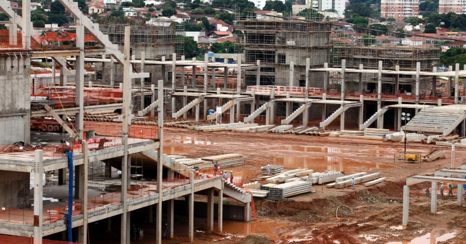 Operários trabalham na construção da Arena Pantanal, em Cuiabá (28/03/2012)