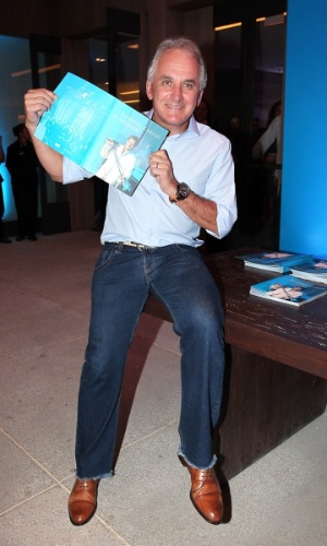 Otávio Mesquita posa para foto com caixa do DVD em 3D de Roberto Carlos (3/4/2012)