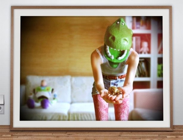 Outro personagem de "Toy Story", o dinossauro Rex segura uma lesma em "Mon preieux" - Reprodução/HelloImWild