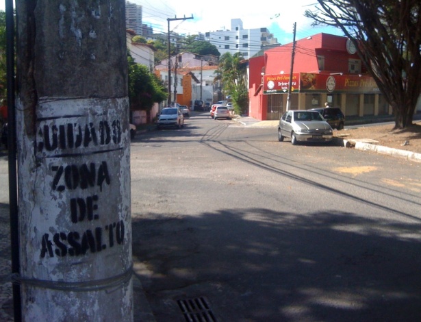 Pichações em muros e postes de Salvador alertam: "Cuidado, zona de assalto" - Gabriel Carvalho/UOL