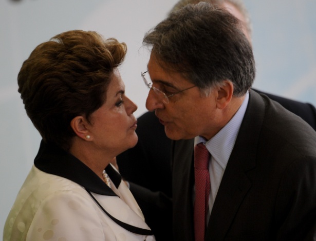 Presidente Dilma Rousseff cumprimenta o ministro Fernando Pimentel na cerimônia de ampliação do plano Brasil Maior, de incentivo à indústria; Anfavea fez elogios contidos - Pedro Ladeira/Frame