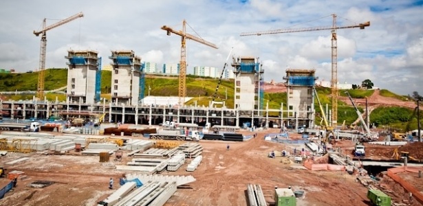 Sede da abertura da Copa, o estádio do Corinthians, em São Paulo, tem 30% da obra executada