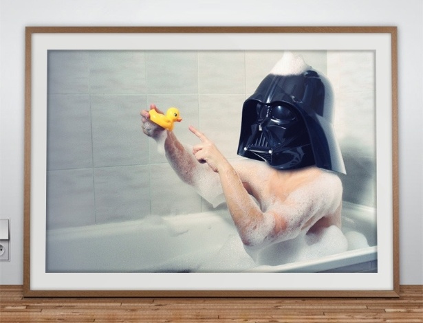 Também tema de "Star Wars", o vilão Darth Vader toma banho com patinho de borracha em "J-essuie ton pre II" - Reprodução/HelloImWild