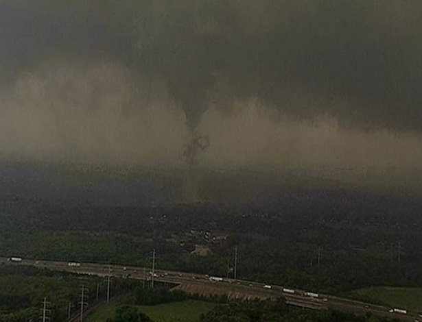 Tornados causam destruiç u00e3o nos EUA Fotos UOL Notícias Armario Fernando ~ Tornados causam destruiç u00e3o nos EUA Fotos UOL Notícias