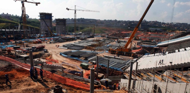 Trabalhadores em atividade na construção do Itaquerão, em São Paulo, em março deste ano