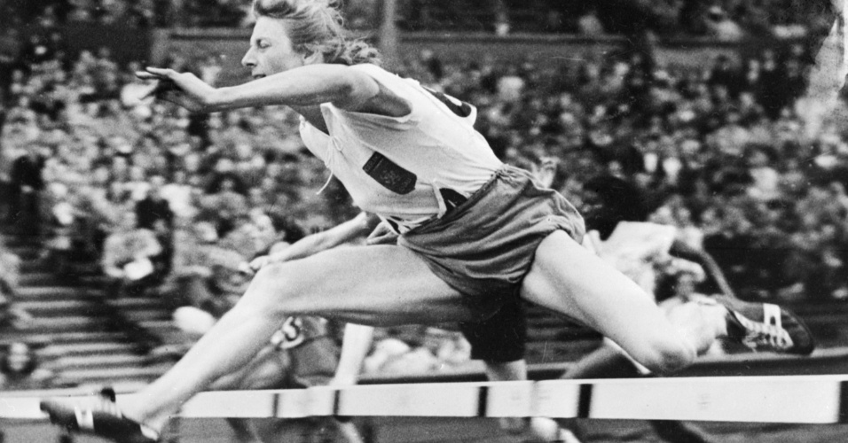 A holandesa Fanny Blankers-Koen participa dos 80 m com barreiras na Olimpíada de Londres-1948