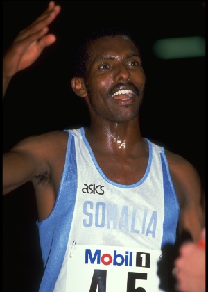 Abdi Bile, maior expoente do esporte da Somália, acena para o público em prova na Itália em 1989