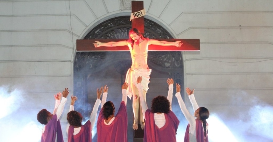 Atores encenam "A Paixão de Cristo" na escadaria da Câmara Municipal, no centro do Rio (4/4/2012). O espetáculo narra as últimas doze horas da vida de Jesus Cristo antes da crucificação - AgNews
