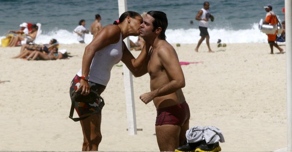 Bruno Mazzeo se exercita na orla da zona Sul do Rio de Janeiro acompanhado de sua personal trainer e ganha um beijo dela (4/4/2012)