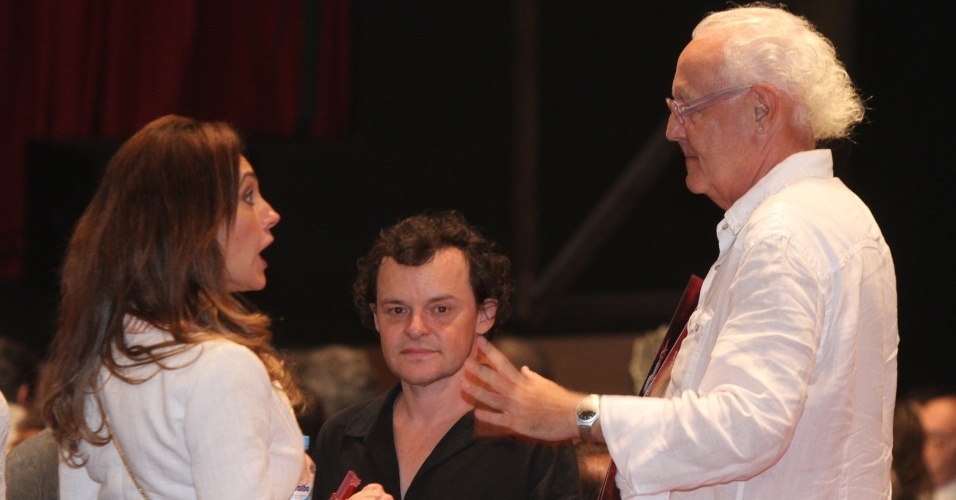 Christiane Torloni, Matheus Nachtergaele e Ney Latorraca conversam antes de show de Bibi Ferreira  no Rio de Janeiro (4/4/12)