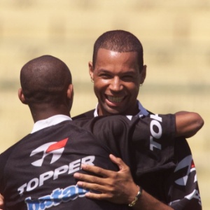 Dinei e Amaral se abraçam em treino do Corinthians, em 1999 - Ormuzd Alves/Folhapress