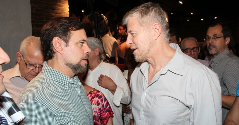 Diogo Vilela e Miguel Falabella conversam antes de show de Bibi Ferreira  no Rio de Janeiro (4/4/12)