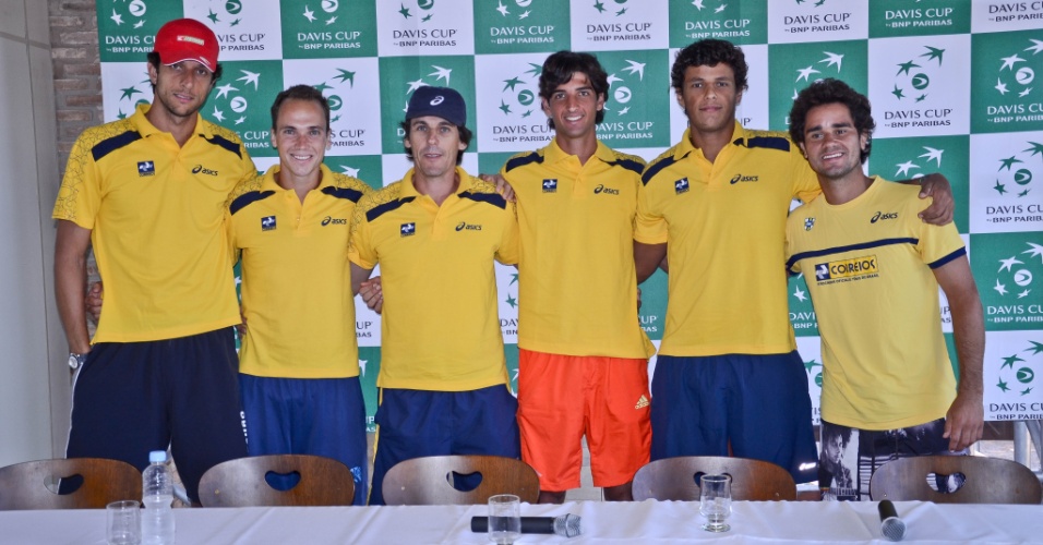 Jogadores do Brasil posam com o capitão João Zwetsch em coletiva da Copa Davis (03/04/2012)