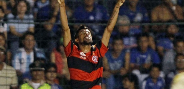 Léo Moura ergue os braços para comemorar mais um gol: gesto repetido no Flamengo - REUTERS/ Gary Granja