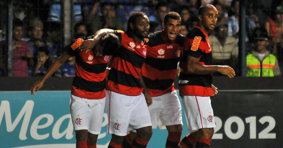 Léo Moura é abraçado pelos companheiros ao marcar para o Flamengo na partida contra o Emelec (04/04/12)