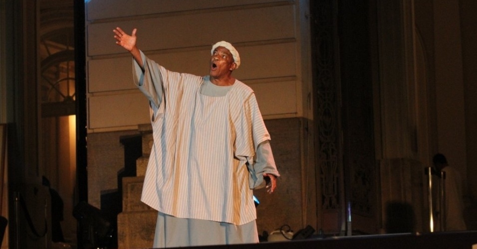 O ator Antonio Pitanga em cena de "A Paixão de Cristo" na escadaria da Câmara Municipal, no centro do Rio (4/4/2012) - AgNews