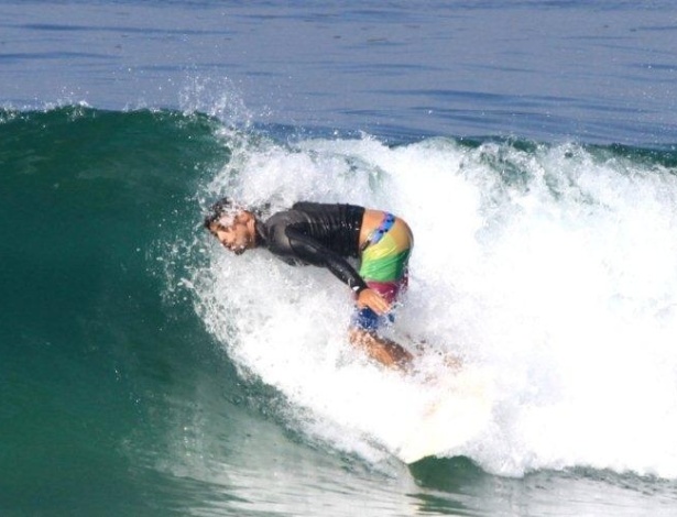 O ator Cauã Reymond surfa na praia da Barra, na zona oeste do Rio (4/4/12)