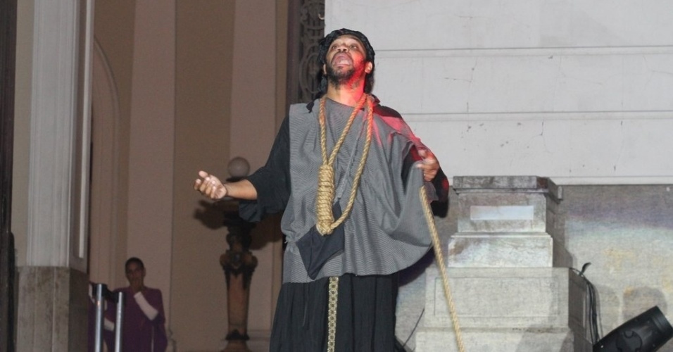 O ator Maurício Gonçalves em cena de "A Paixão de Cristo" na escadaria da Câmara Municipal, no centro do Rio (4/4/2012) - AgNews