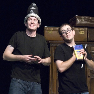 Os atores Daniel Clarkson e Jefferson Turner na peça "Potted Potter", que satiriza a saga "Harry Potter" - Divulgação