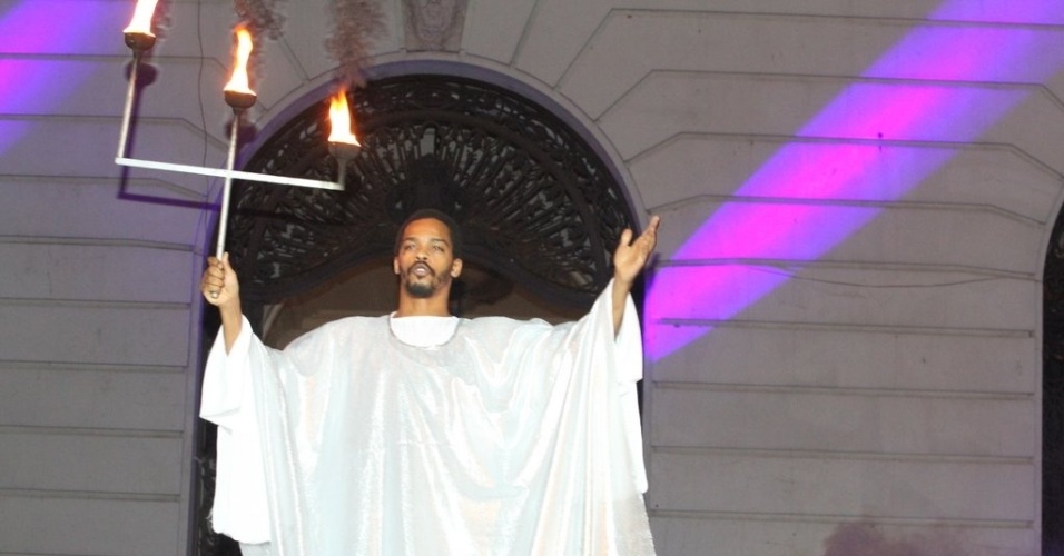 Rocco Pitanga interpreta Jesus Cristo no espetáculo "A Paixão de Cristo" encenado apenas por atores negros (4/4/2012). A apresentação foi feita na escadaria da Câmara Municipal, centro do Rio - AgNews