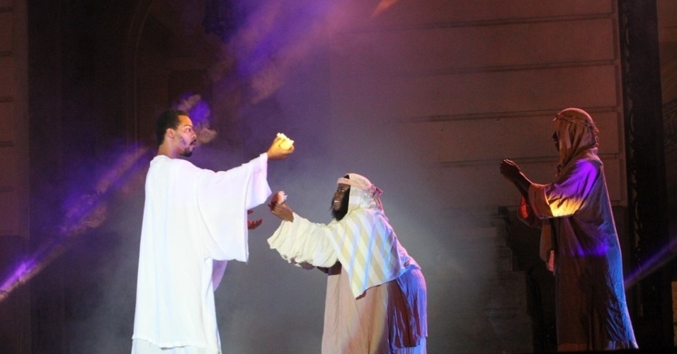 Rocco Pitanga interpreta Jesus Cristo no espetáculo "A Paixão de Cristo" encenado apenas por atores negros (4/4/2012). A apresentação foi feita na escadaria da Câmara Municipal, centro do Rio - AgNews