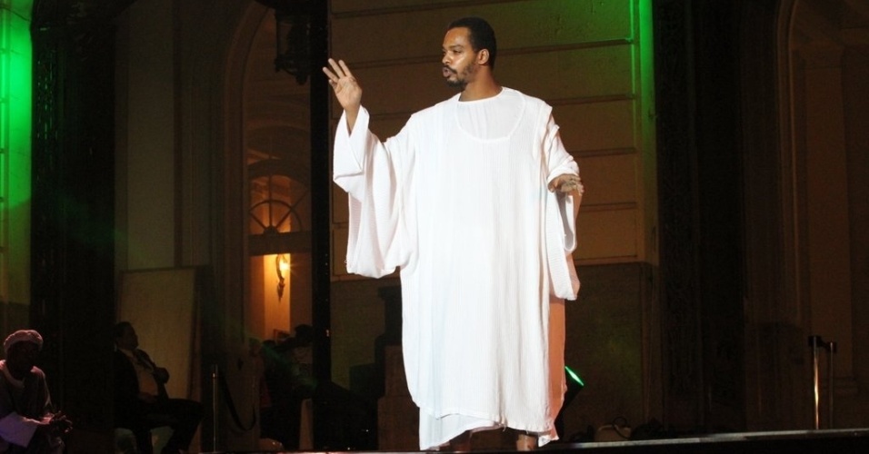 Rocco Pitanga interpreta Jesus Cristo no espetáculo "A Paixão de Cristo" encenado apenas por atores negros (4/4/2012). A apresentação foi feita na escadaria da Câmara Municipal, centro do Rio - AgNews