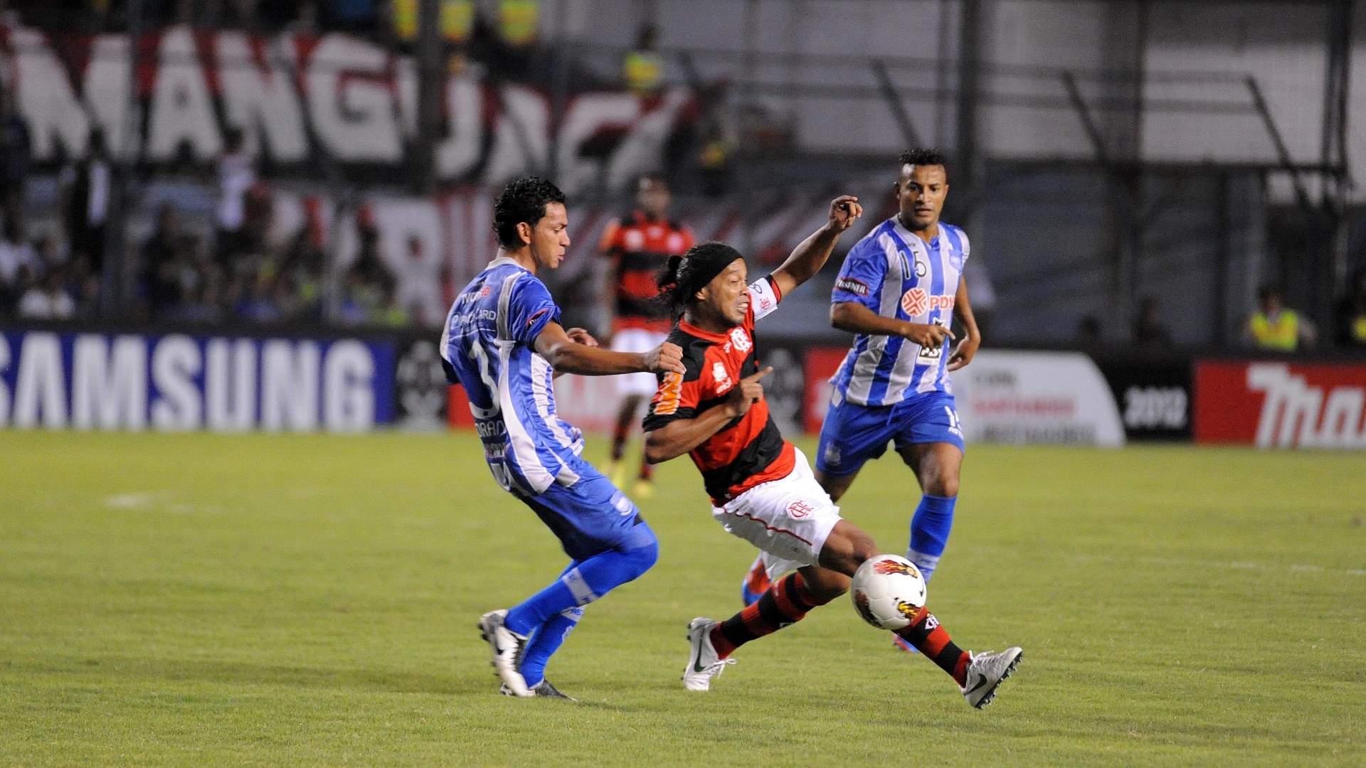 Ronaldinho Gaúcho tenta escapar da marcação no jogo entre Emelec e Flamengo (04/04/12)