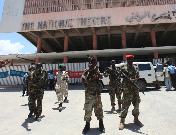 Soldados somalis se posicionam à frente do Teatro Nacional de Mogadiscio, que sofreu um atentado 