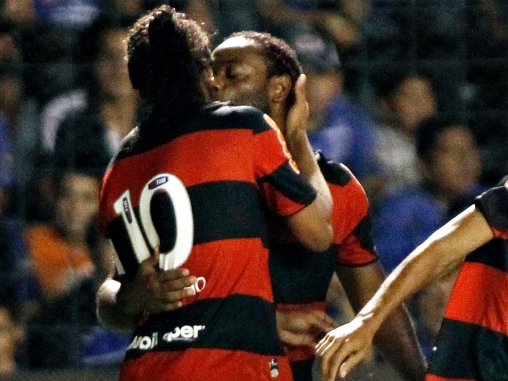 Vágner Love beija Ronaldinho Gaúcho para comemorar o gol de Léo Moura para o Flamengo (04/04/12)