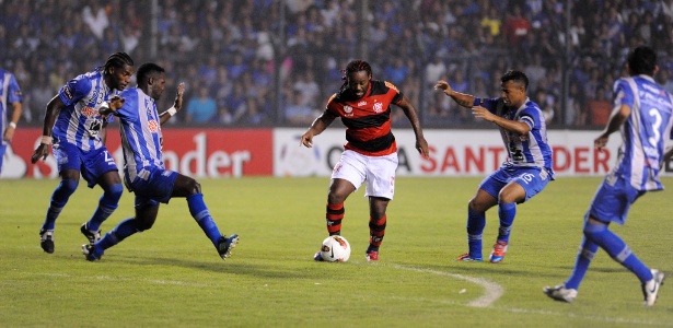 Vagner Love não conseguiu ajudar o Flamengo a sair com a vitória na quarta-feira - Dolores Ochoa/ AP