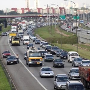 A Rodovia Castello Branco tinha tráfego lento no sentido interior, na altura de Osasco, em São Paulo, na tarde desta quinta-feira (5), véspera de feriado - Alexandre Vieira/Futura