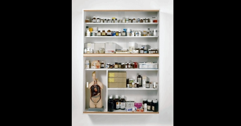 As associações entre vida e morte sempre estiveram presentes, desde as primeiras obras como este gabinete acima, "Sinner" ("Pecador", em tradução livre), em que o artista afirma conter medicamentos usados por sua avó  - Divulgação/BBC