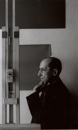 As linhas retas e tonalidades criadas pelas telas e cavalete do pintor Piet Mondrian, nesta foto de 1942, criam um efeito estético similar ao dos famosos quadros do artista - Getty Images/Arnold Newman 