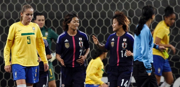 Japonesas comemoram após a brasileira Bagé marcar um gol contra no amistoso disputado nesta quinta