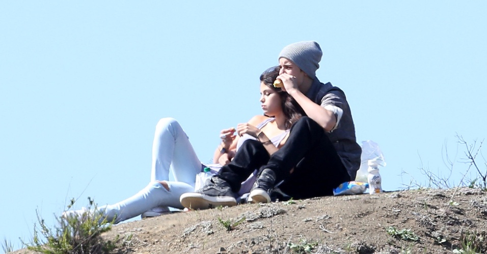 Justin Bieber e Selena Gomez fizeram um piquenique a dois em um parque de Los Angeles na tarde da última quarta-feira. O casal comeu alguns lanches e relaxarem sob alguns raios de sol (4/4/12)