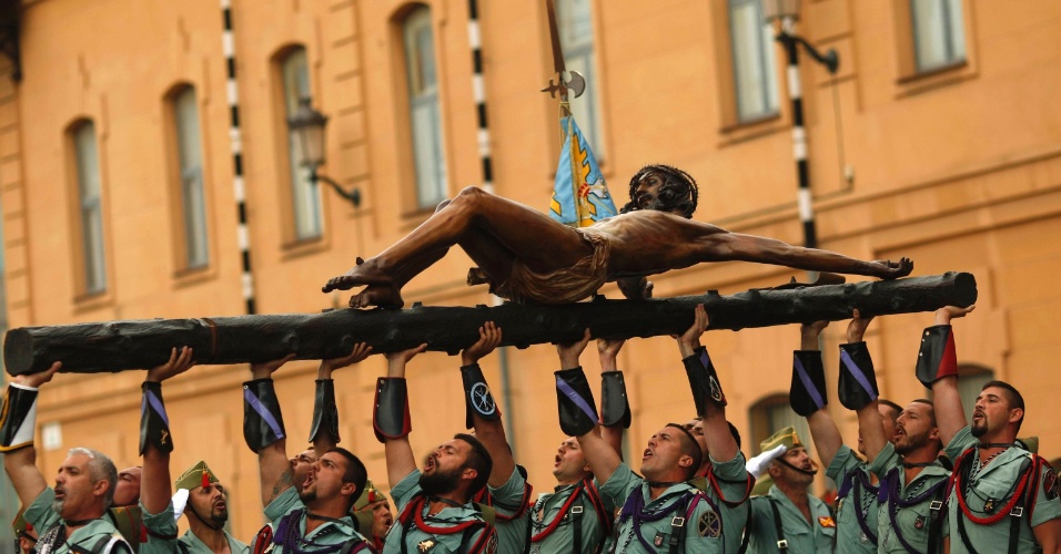 Legionários levam uma estátua do Cristo de Mena, em Málaga