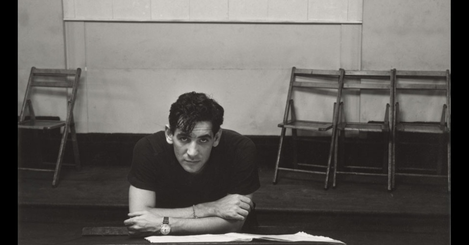 O retrato de um jovem Leonard Bernstein, maestro e músico americano. A retrospectiva da obra de Arnold Newman fica em cartaz no C/O Berlin, na Alemanha, até o dia 20 de maio de 2012 - Getty Images/Arnold Newman 