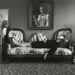 Para promover seu primeiro romance, o polêmico escritor Truman Capote posou deitado em um sofá.Três décadas depois, em 1977, Newman retomou a controvérsia para mostrar sua visão do escritor americano - Getty Images/Arnold Newman 
