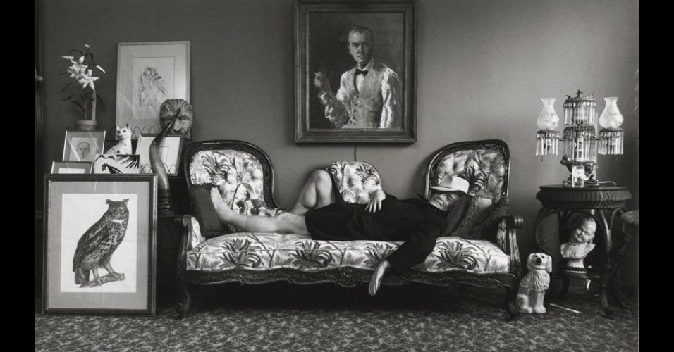 Para promover seu primeiro romance, o polêmico escritor Truman Capote posou deitado em um sofá.Três décadas depois, em 1977, Newman retomou a controvérsia para mostrar sua visão do escritor americano - Getty Images/Arnold Newman 