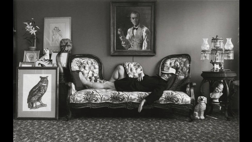 Para promover seu primeiro romance, o polêmico escritor Truman Capote posou deitado em um sofá.Três décadas depois, em 1977, Newman retomou a controvérsia para mostrar sua visão do escritor americano - Getty Images/Arnold Newman 