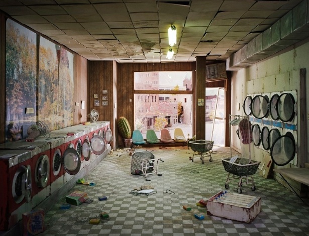 A artista e fotógrafa Lori Nix cresceu no Estado do Kansas, em uma cidade afastada de grandes centros urbanos. Segundo ela, a única coisa que existe lá são "temperaturas extremas" (6/4/12) - Lori Nix