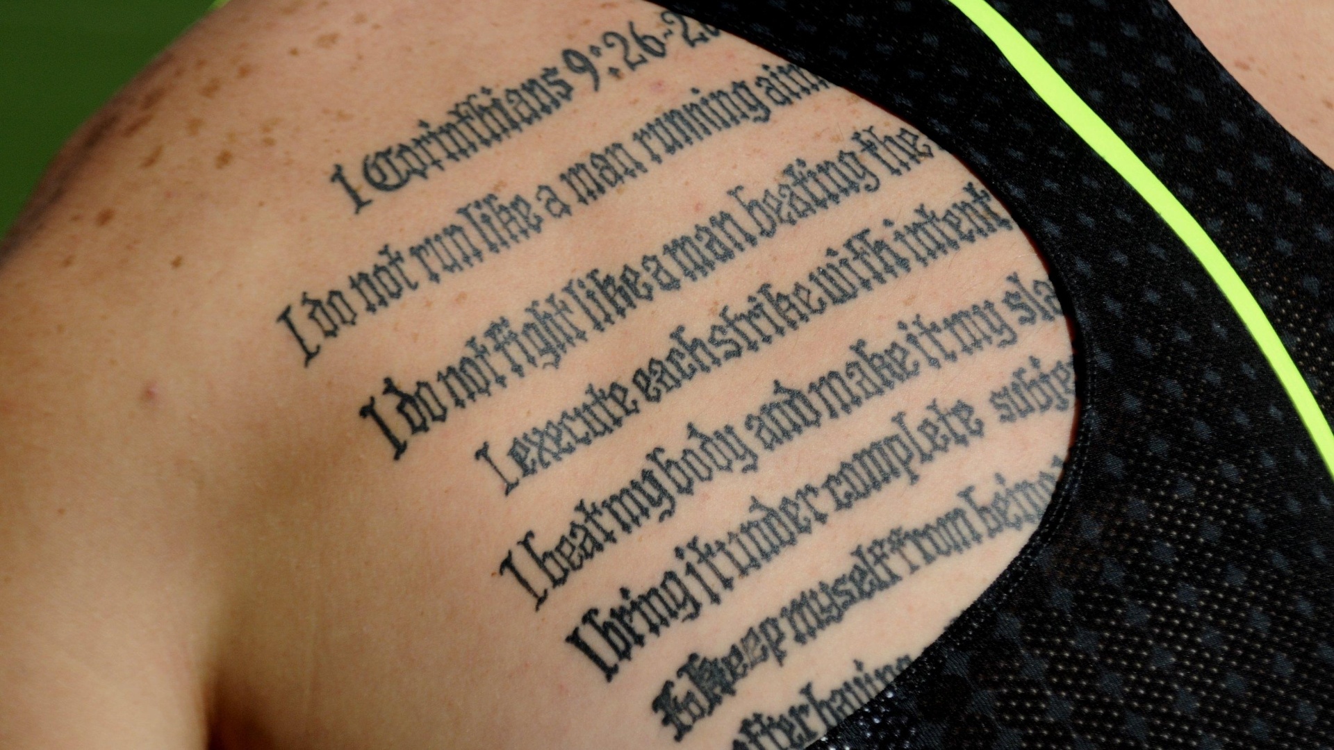 Corredor sul-africano Oscar Pistorius possui um versículo da Bíblia tatuada em suas costas