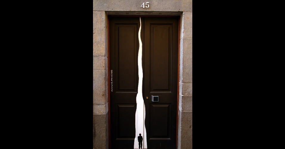 Intervenção de José Carlos Pinheiro na porta 45 da rua Santa Maria, em Funchal. Este é um dos artistas que integram um projeto inovador que trouxe cores e texturas a uma área degradada do centro da capital da Ilha da Madeira
