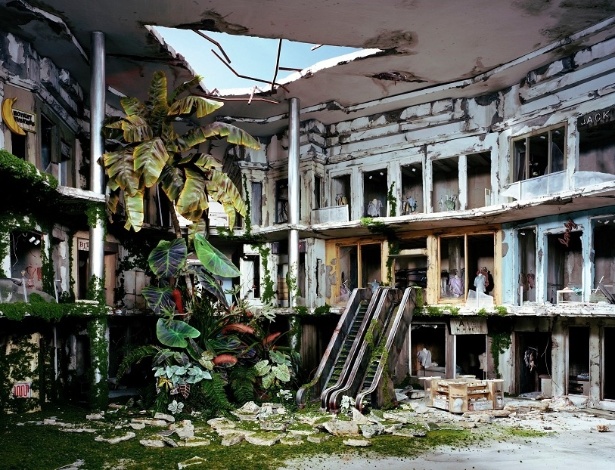 "Minhas experiências com o clima combinadas com minhas memórias destes filmes me ajudaram a criar uma série de fotos de maquetes chamada 'A Cidade'", diz a fotógrafa Lori Nix  (6/4/12) - Lori Nix