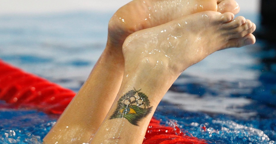 Nadador Thiago Pereira tatuou a bandeira brasileira, os anéis olímpicos e louros em sua perna esquerda